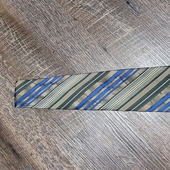 Gently Loved men's 100% silk tie by LINEAGE great balance of Blues and greens - Picture 3 of 9